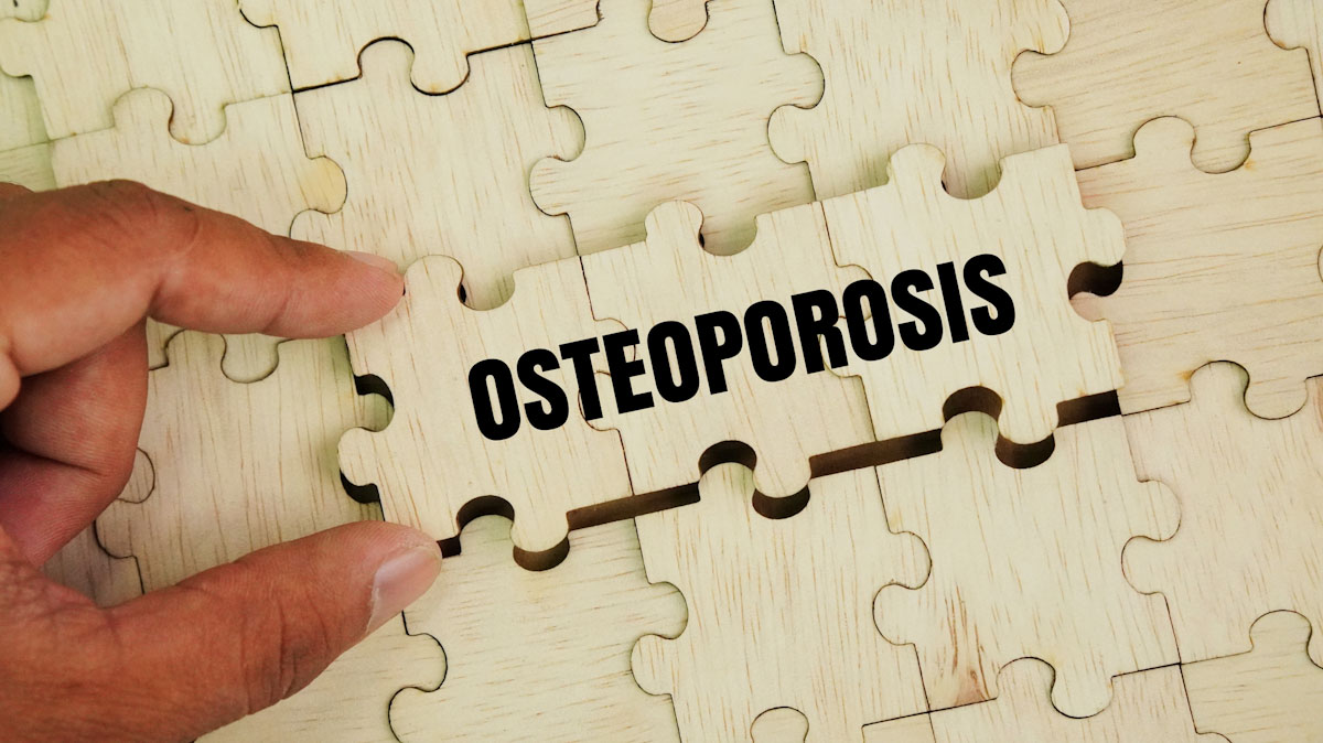 The word "osteoporosis" is written on puzzle pieces being put together.