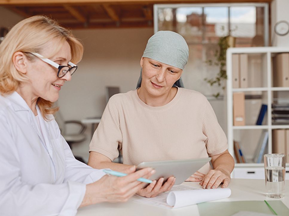 A lung cancer patient is speaking to a registered dietitian nutritionist for an individualized eating plan and nutrition advice.