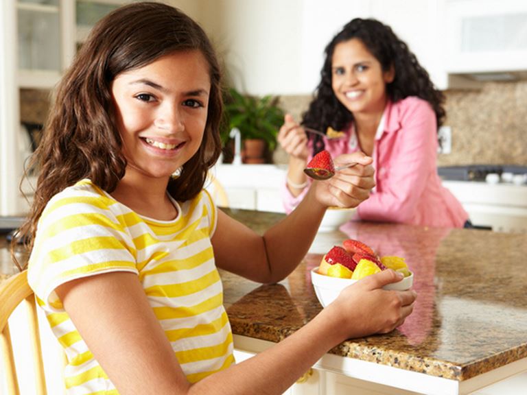 Child Eating a Snack | When Should My Kids Snack?