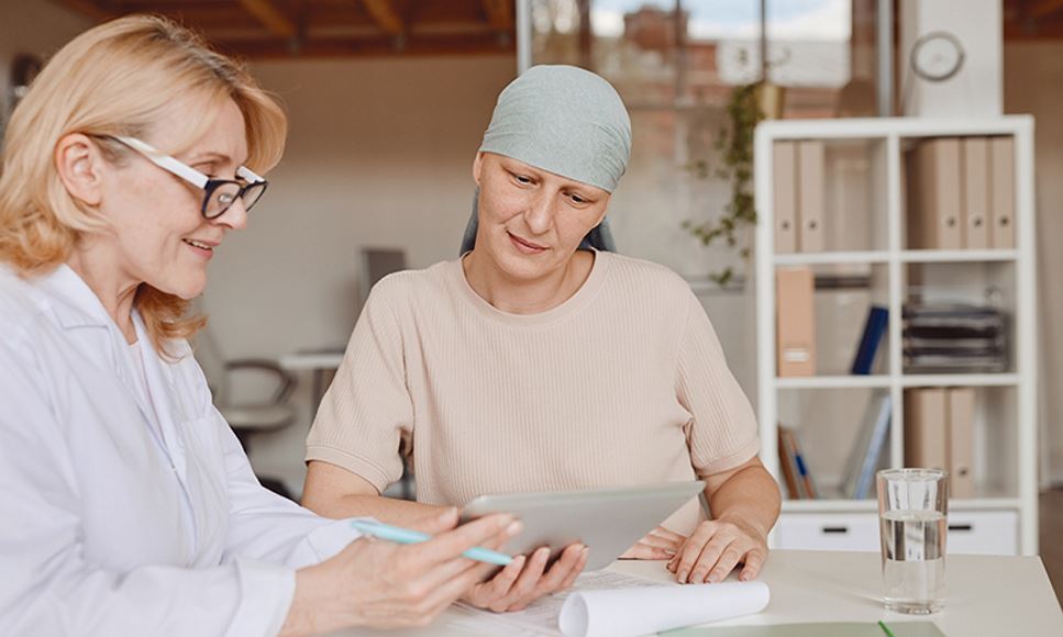 A lung cancer patient is speaking to a registered dietitian nutritionist for an individualized eating plan and nutrition advice.